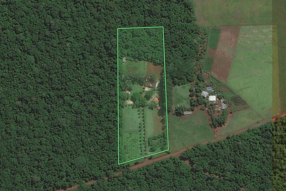 Imagem de satélite do imóvel rural em Foz do Iguaçu (PR), com o contorno declarado no CAR desenhado por cima.