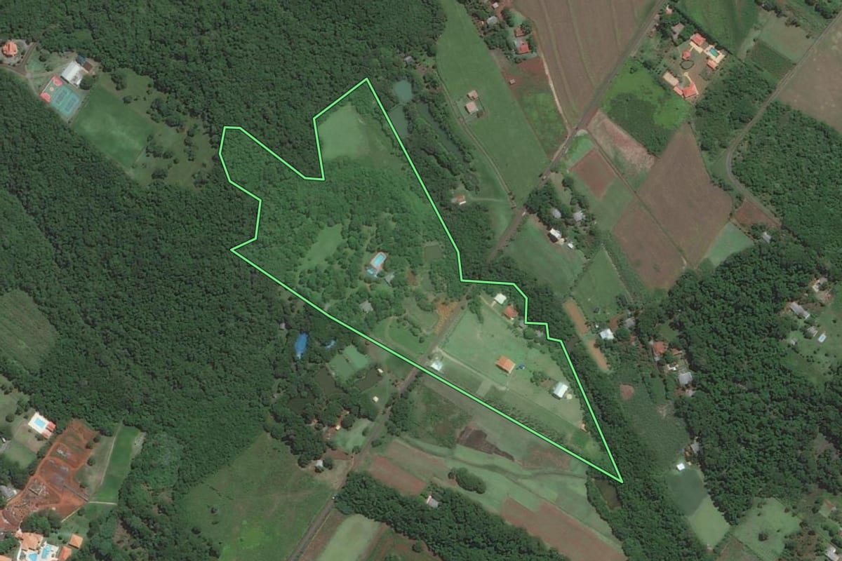 Imagem de satélite do imóvel rural em Foz do Iguaçu (PR), com o contorno declarado no CAR desenhado por cima.