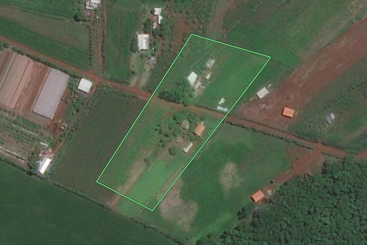 Imagem de satélite do imóvel rural em Foz do Iguaçu (PR), com o contorno declarado no CAR desenhado por cima.