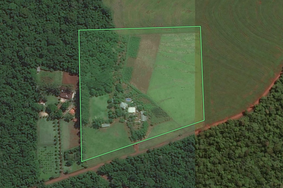 Imagem de satélite do imóvel rural em Foz do Iguaçu (PR), com o contorno declarado no CAR desenhado por cima.