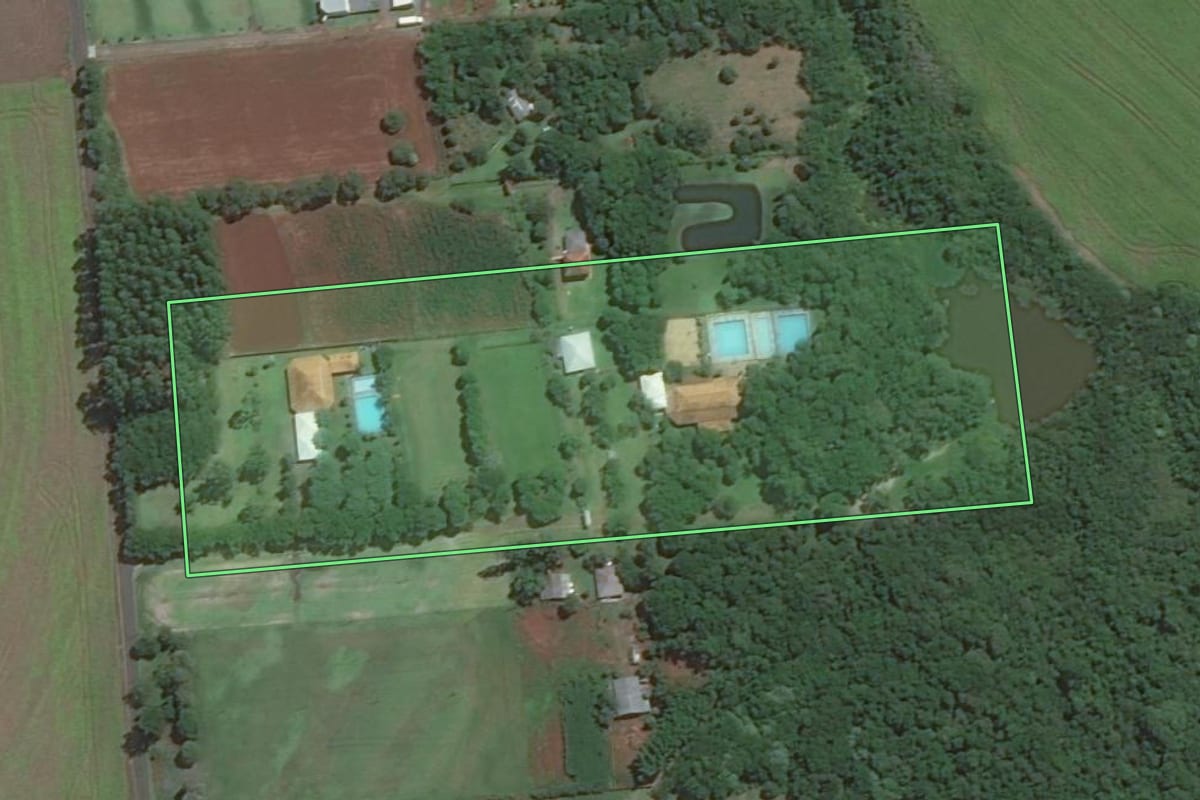 Imagem de satélite do imóvel rural em Foz do Iguaçu (PR), com o contorno declarado no CAR desenhado por cima.