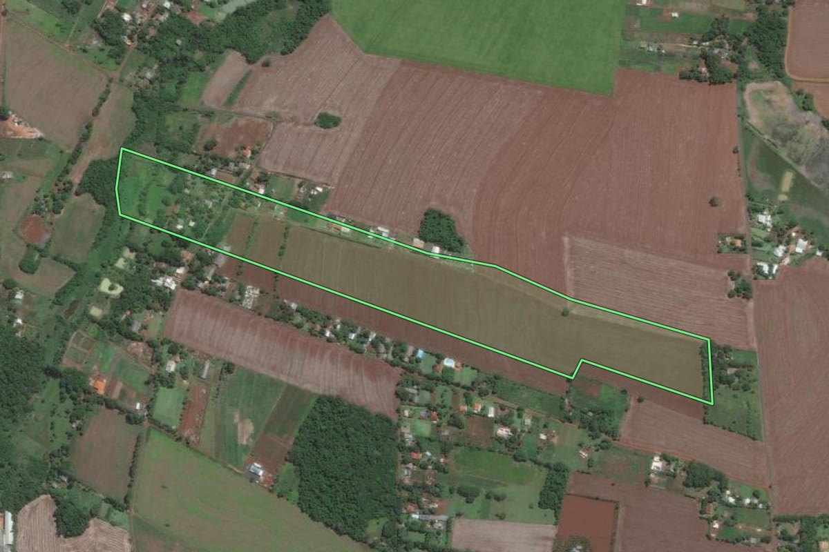 Imagem de satélite do imóvel rural em Foz do Iguaçu (PR), com o contorno declarado no CAR desenhado por cima.