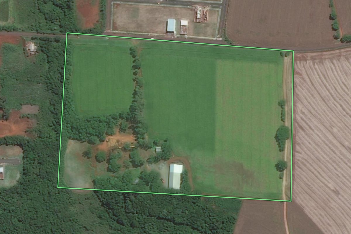 Imagem de satélite do imóvel rural em Foz do Iguaçu (PR), com o contorno declarado no CAR desenhado por cima.