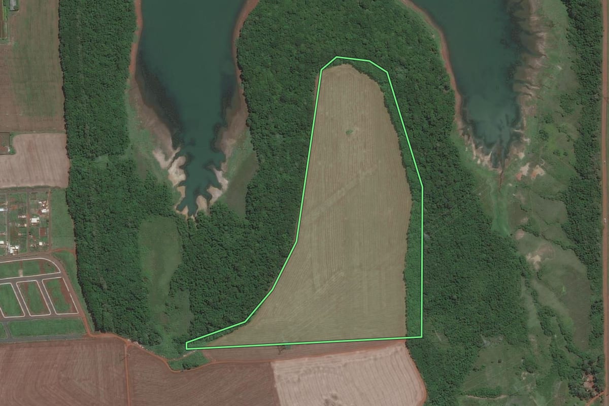 Imagem de satélite do imóvel rural em Foz do Iguaçu (PR), com o contorno declarado no CAR desenhado por cima.