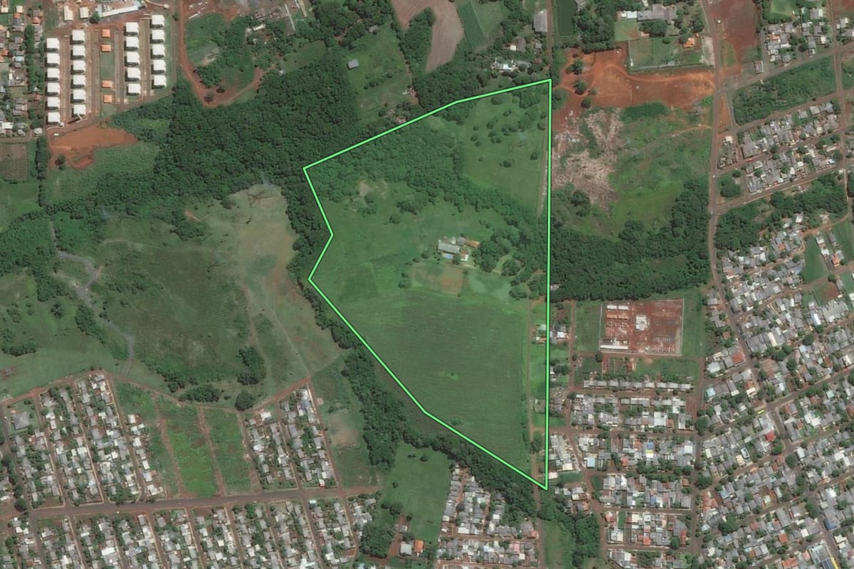 Imagem de satélite do imóvel rural em Foz do Iguaçu (PR), com o contorno declarado no CAR desenhado por cima.