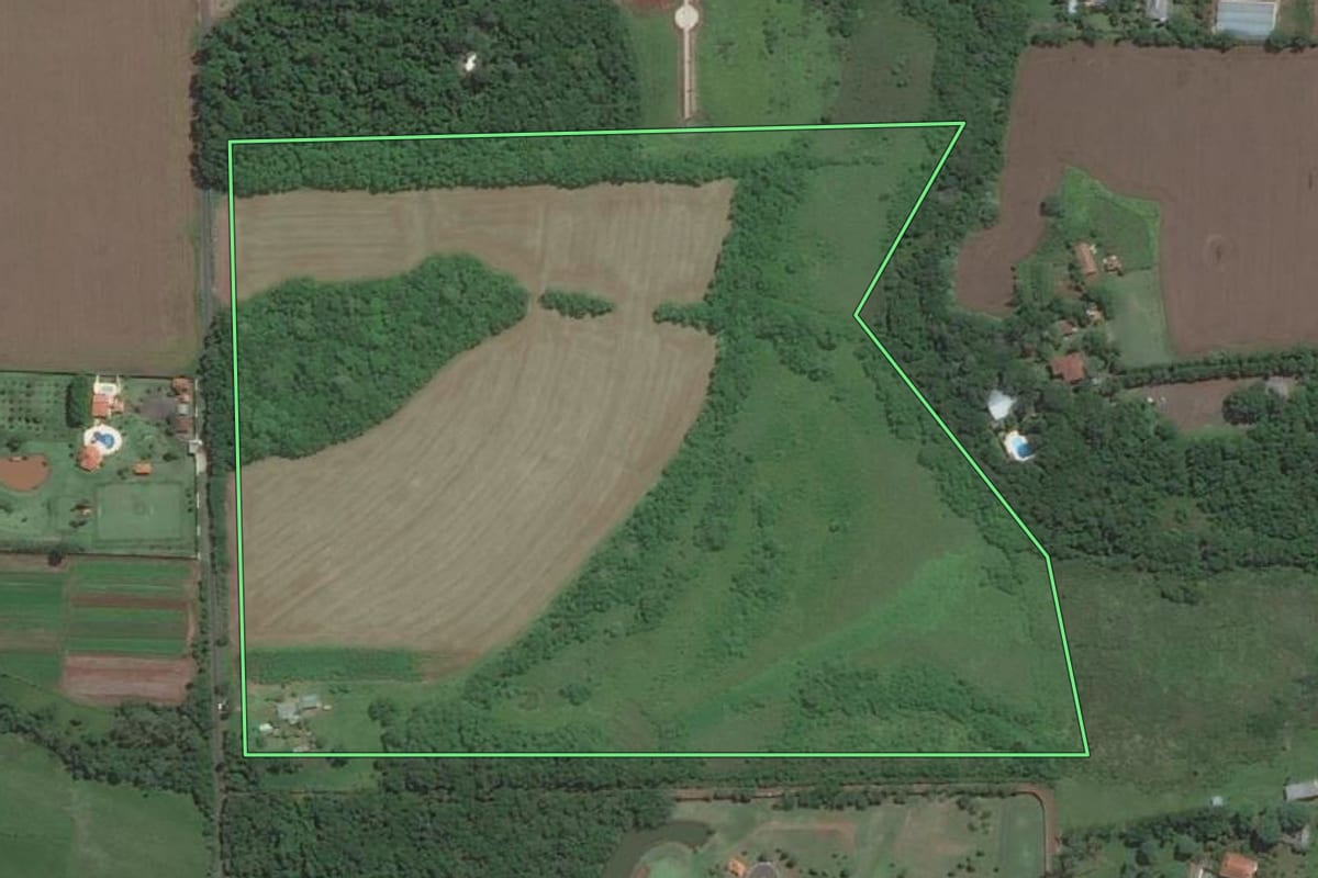 Imagem de satélite do imóvel rural em Foz do Iguaçu (PR), com o contorno declarado no CAR desenhado por cima.