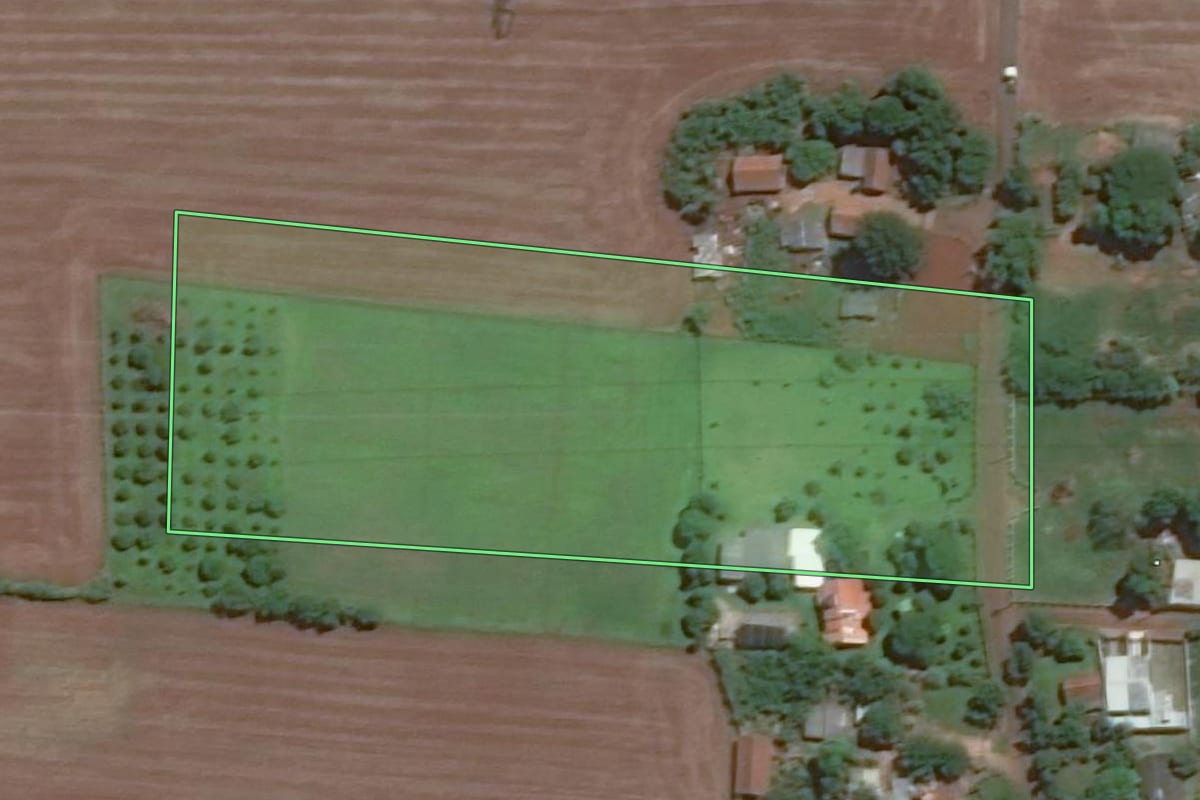 Imagem de satélite do imóvel rural em Foz do Iguaçu (PR), com o contorno declarado no CAR desenhado por cima.