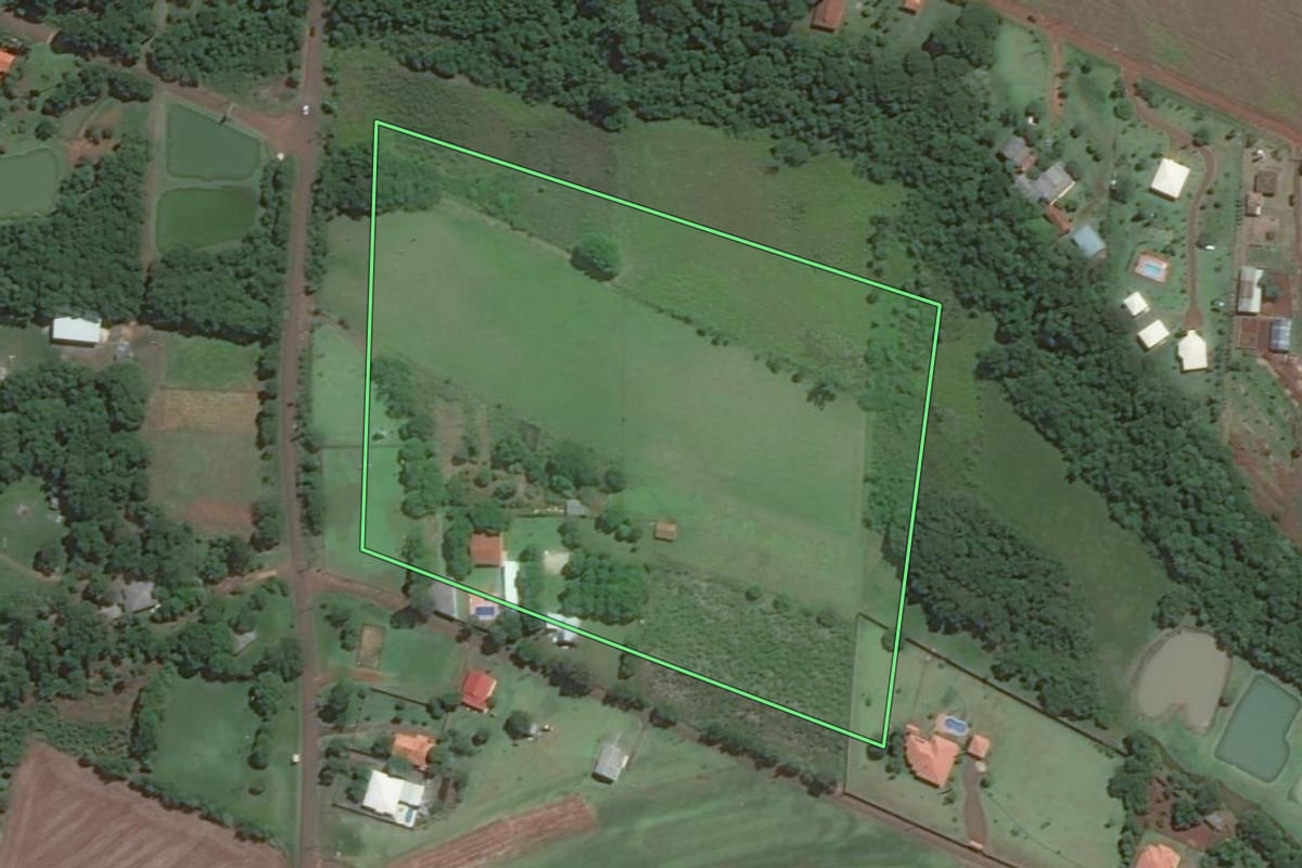 Imagem de satélite do imóvel rural em Foz do Iguaçu (PR), com o contorno declarado no CAR desenhado por cima.
