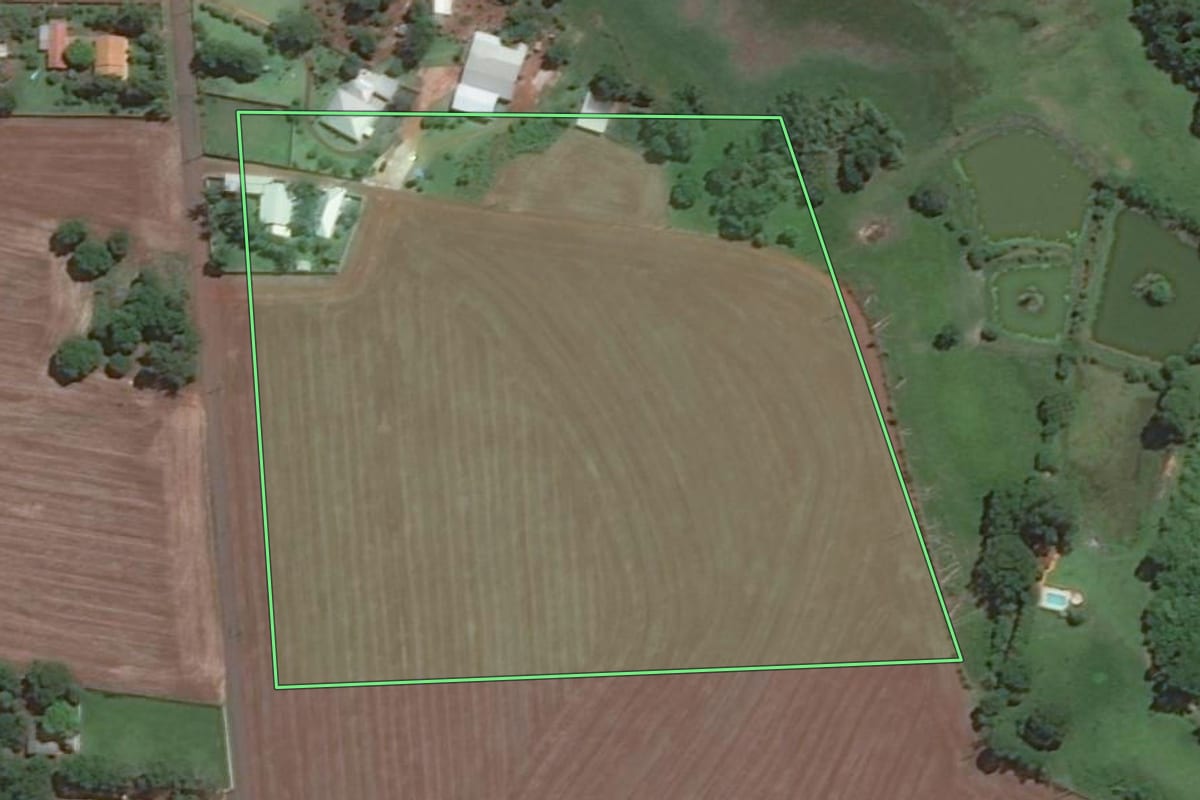 Imagem de satélite do imóvel rural em Foz do Iguaçu (PR), com o contorno declarado no CAR desenhado por cima.