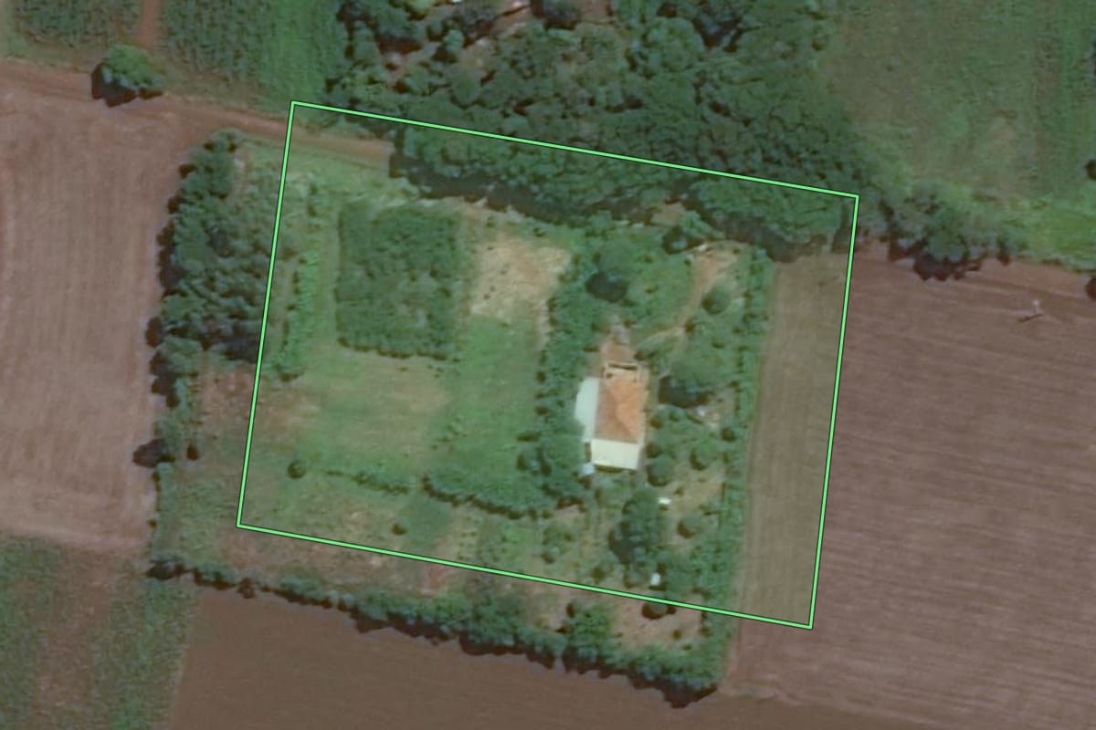 Imagem de satélite do imóvel rural em Foz do Iguaçu (PR), com o contorno declarado no CAR desenhado por cima.