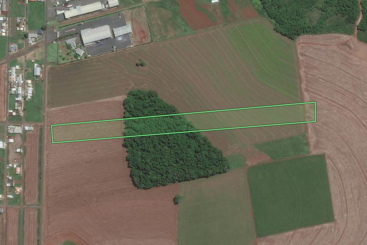 Imagem de satélite do imóvel rural em Foz do Iguaçu (PR), com o contorno declarado no CAR desenhado por cima.
