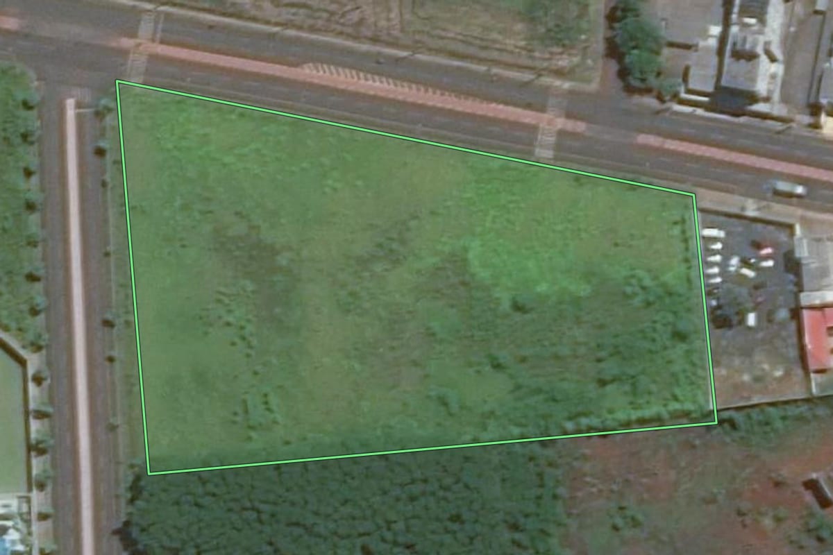 Imagem de satélite do imóvel rural em Foz do Iguaçu (PR), com o contorno declarado no CAR desenhado por cima.
