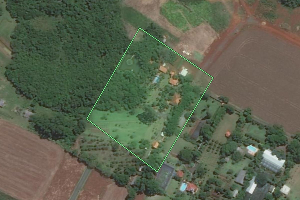 Imagem de satélite do imóvel rural em Foz do Iguaçu (PR), com o contorno declarado no CAR desenhado por cima.
