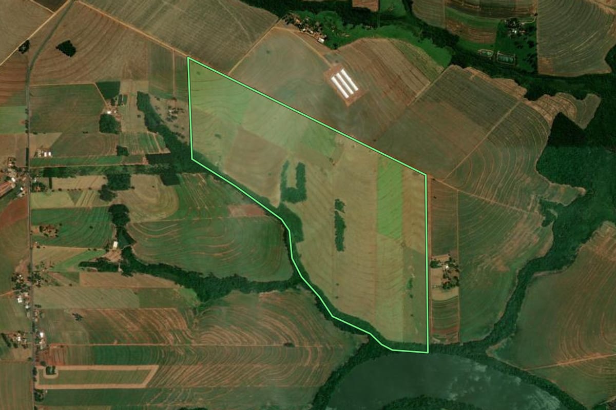 Imagem de satélite do imóvel rural em Francisco Alves (PR), com o contorno declarado no CAR desenhado por cima.