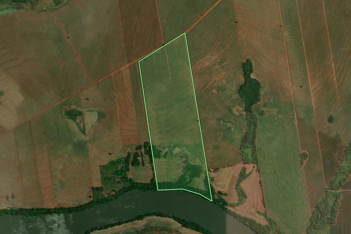Imagem de satélite do imóvel rural em Francisco Alves (PR), com o contorno declarado no CAR desenhado por cima.