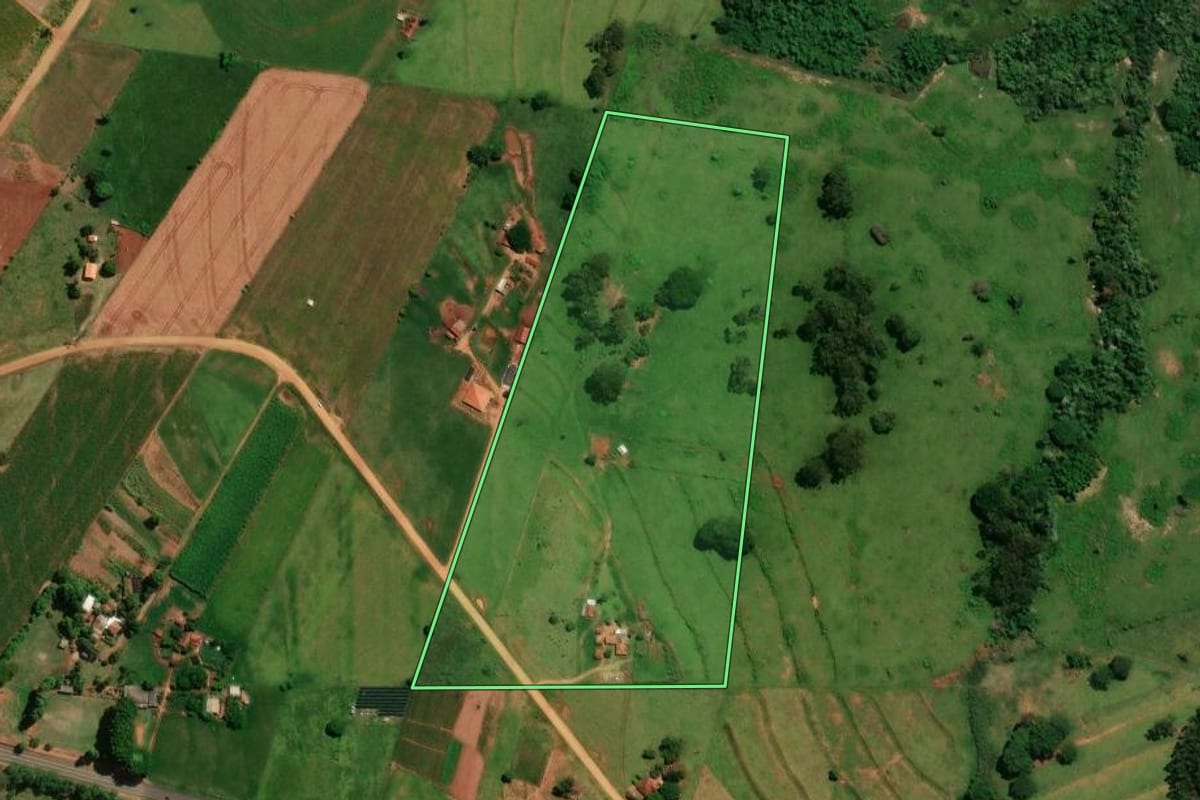 Imagem de satélite do imóvel rural em Francisco Alves (PR), com o contorno declarado no CAR desenhado por cima.