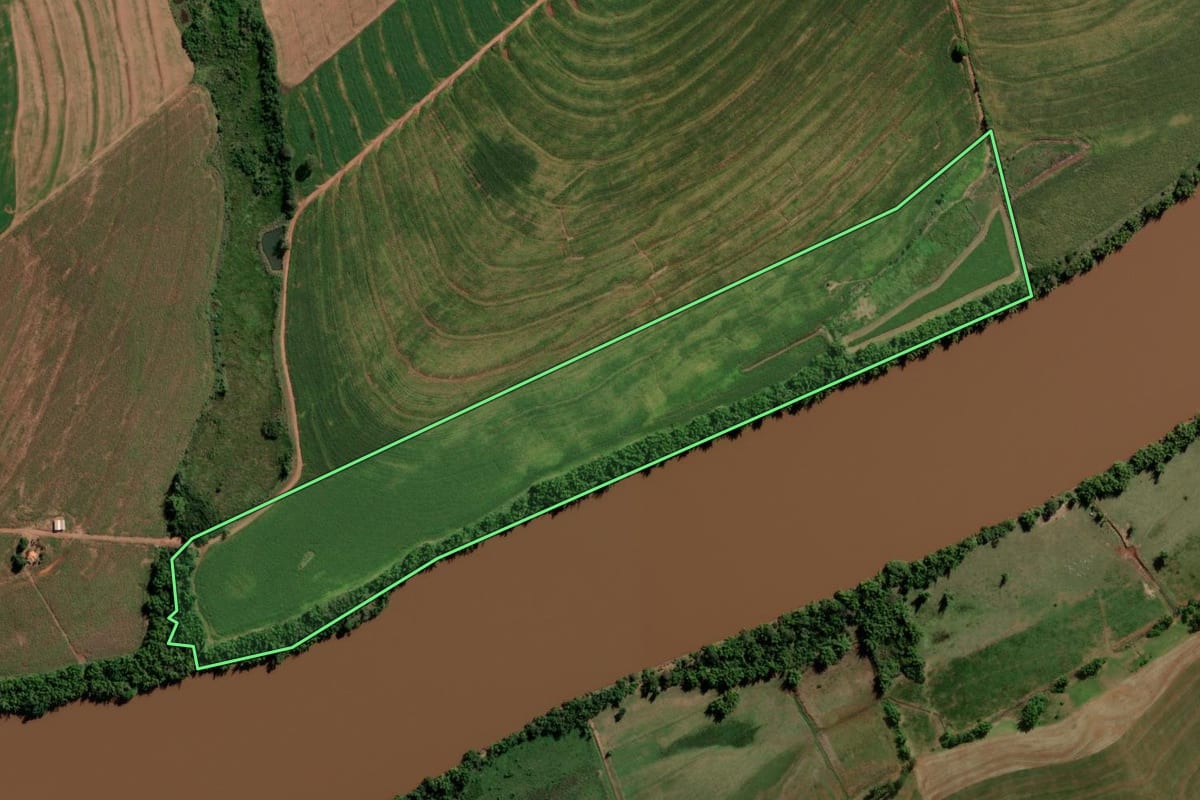Imagem de satélite do imóvel rural em Francisco Alves (PR), com o contorno declarado no CAR desenhado por cima.