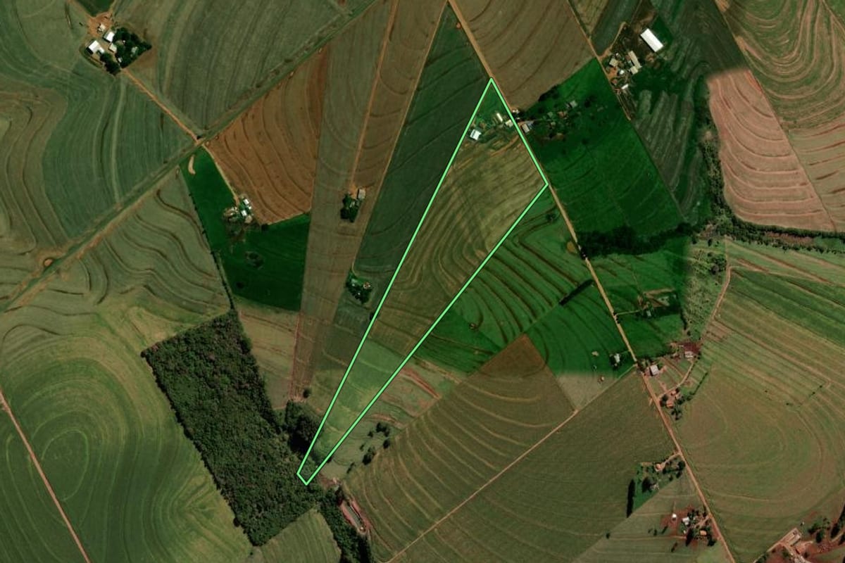Imagem de satélite do imóvel rural em Francisco Alves (PR), com o contorno declarado no CAR desenhado por cima.
