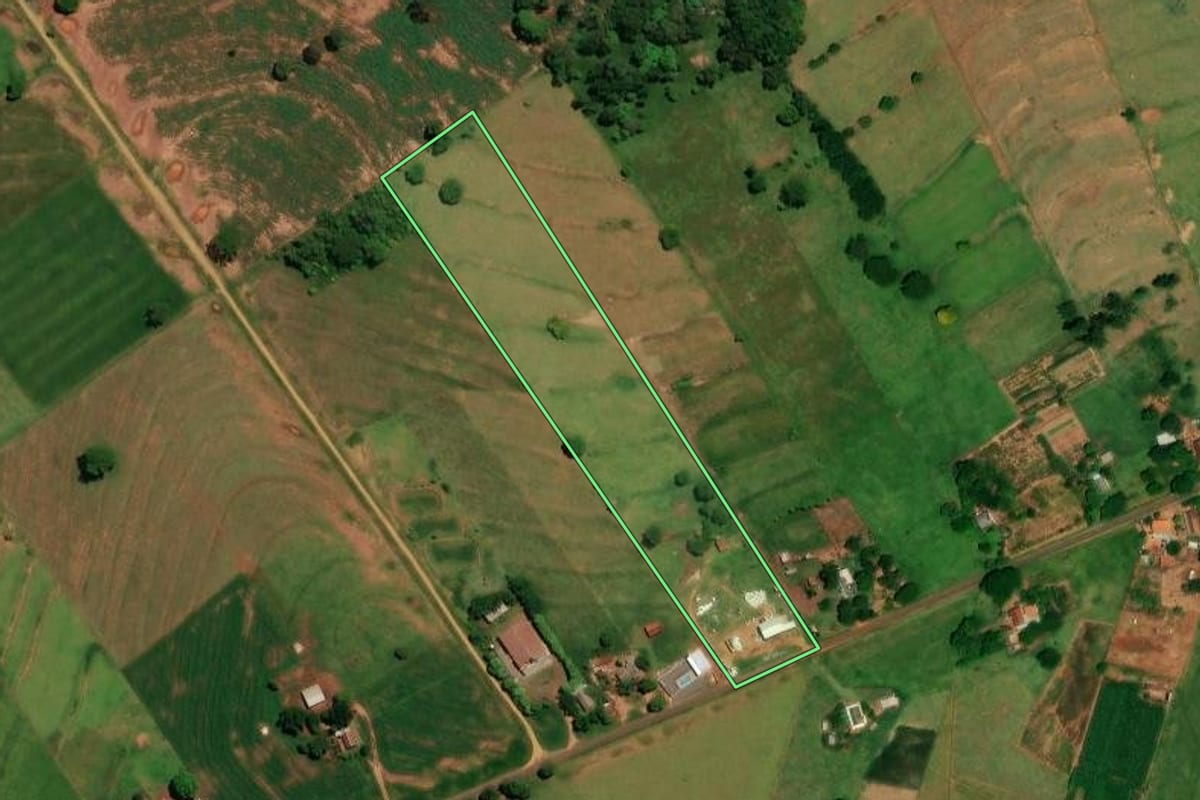 Imagem de satélite do imóvel rural em Francisco Alves (PR), com o contorno declarado no CAR desenhado por cima.