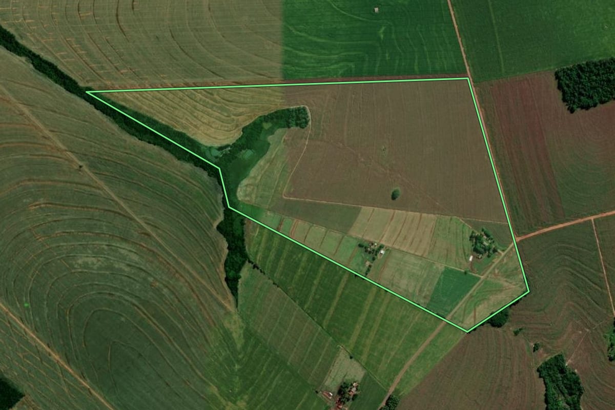 Imagem de satélite do imóvel rural em Francisco Alves (PR), com o contorno declarado no CAR desenhado por cima.