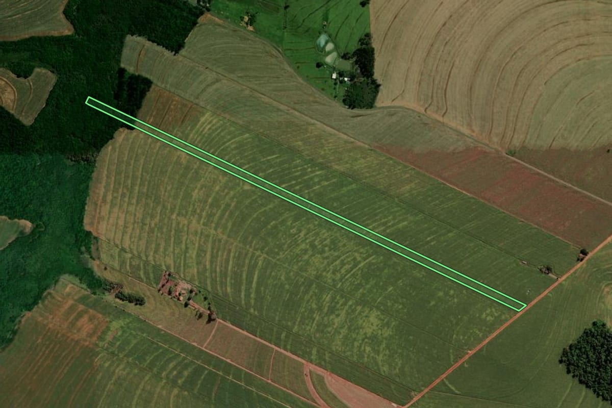 Imagem de satélite do imóvel rural em Francisco Alves (PR), com o contorno declarado no CAR desenhado por cima.