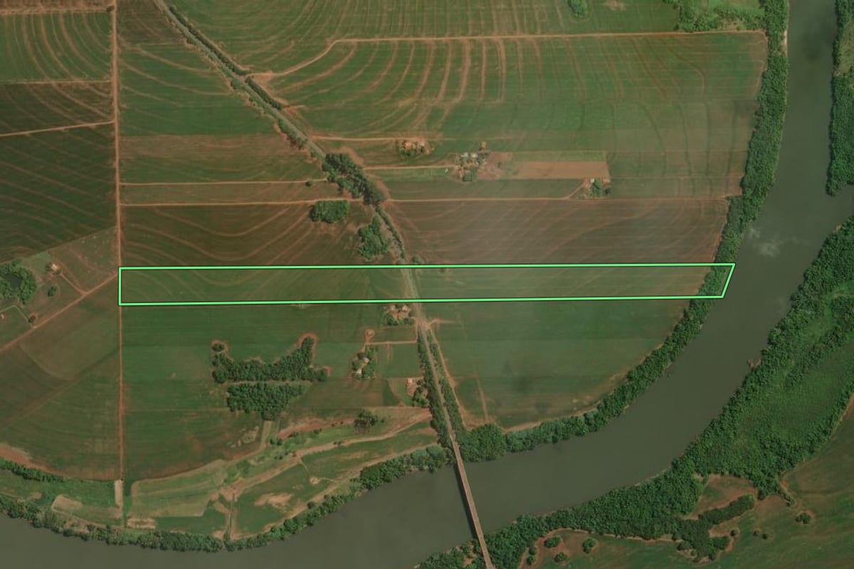 Imagem de satélite do imóvel rural em Francisco Alves (PR), com o contorno declarado no CAR desenhado por cima.