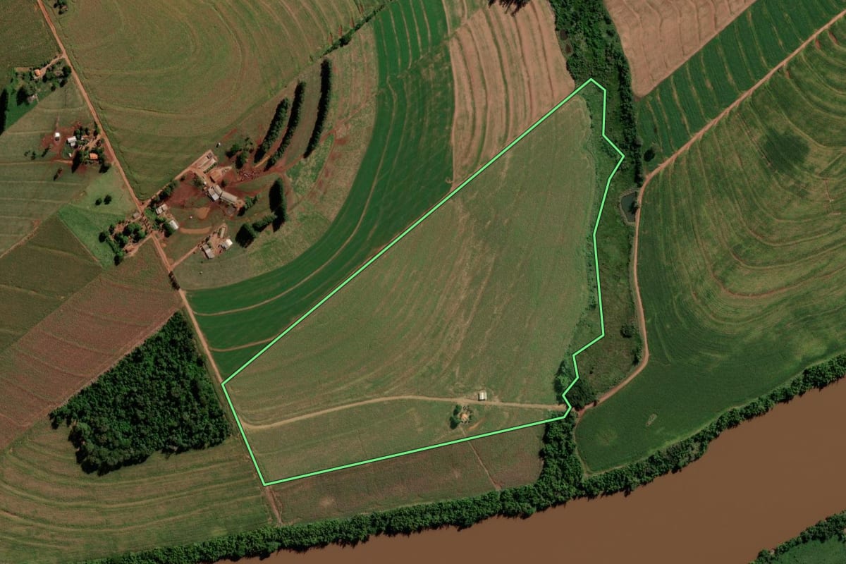 Imagem de satélite do imóvel rural em Francisco Alves (PR), com o contorno declarado no CAR desenhado por cima.