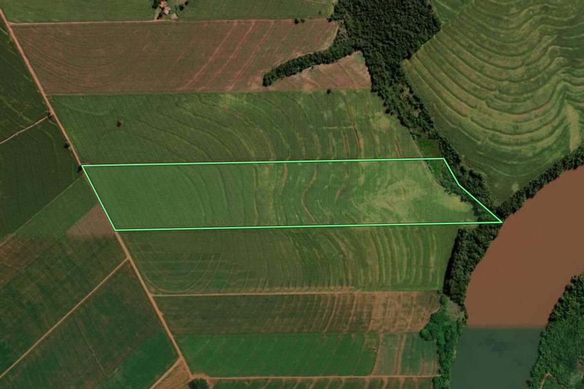 Imagem de satélite do imóvel rural em Francisco Alves (PR), com o contorno declarado no CAR desenhado por cima.