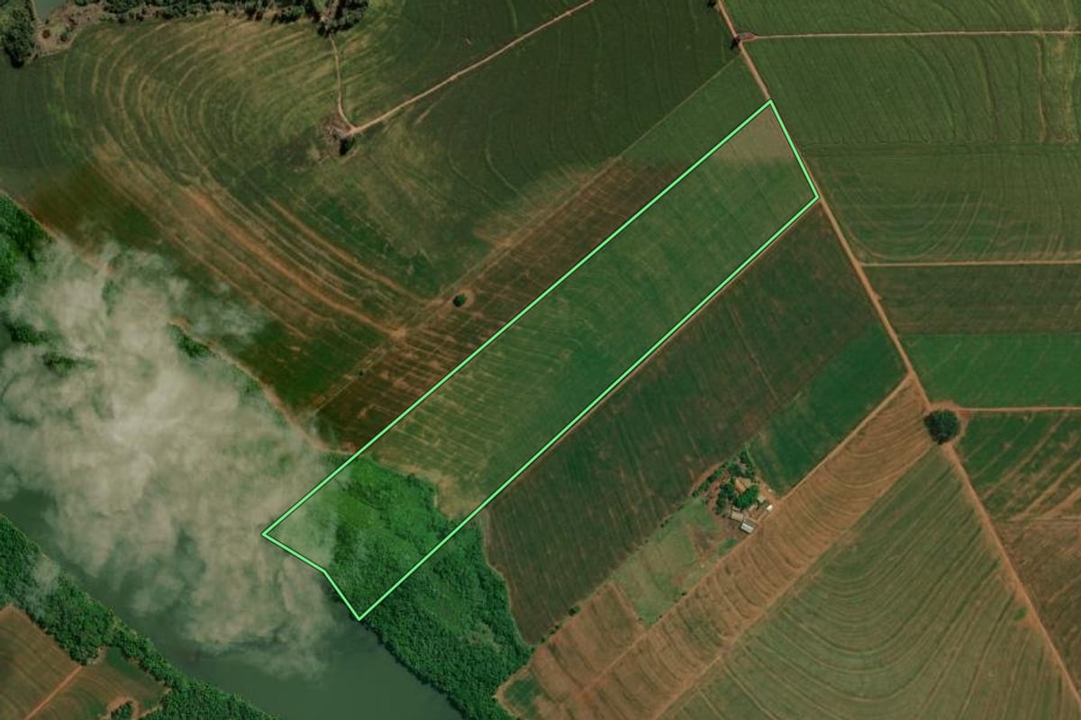 Imagem de satélite do imóvel rural em Francisco Alves (PR), com o contorno declarado no CAR desenhado por cima.