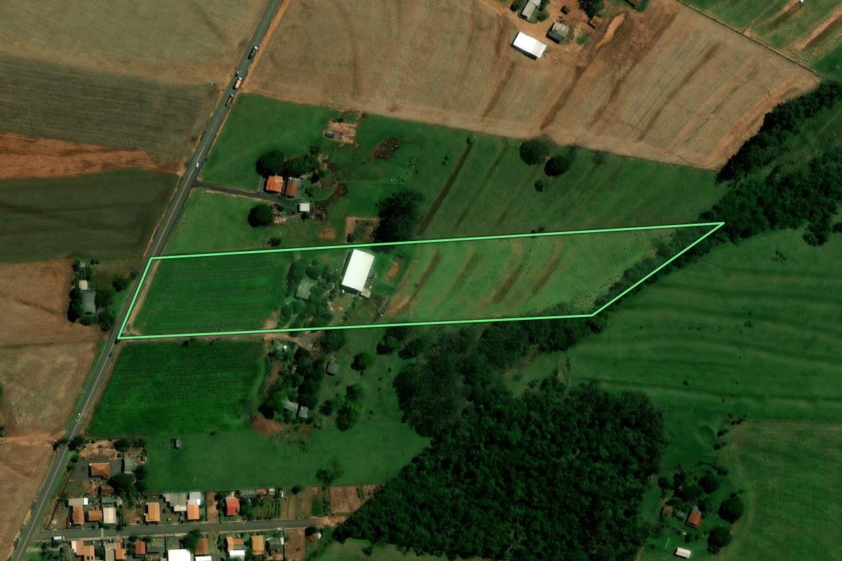 Imagem de satélite do imóvel rural em Francisco Alves (PR), com o contorno declarado no CAR desenhado por cima.