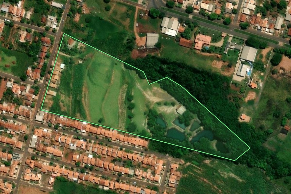 Imagem de satélite do imóvel rural em Francisco Alves (PR), com o contorno declarado no CAR desenhado por cima.