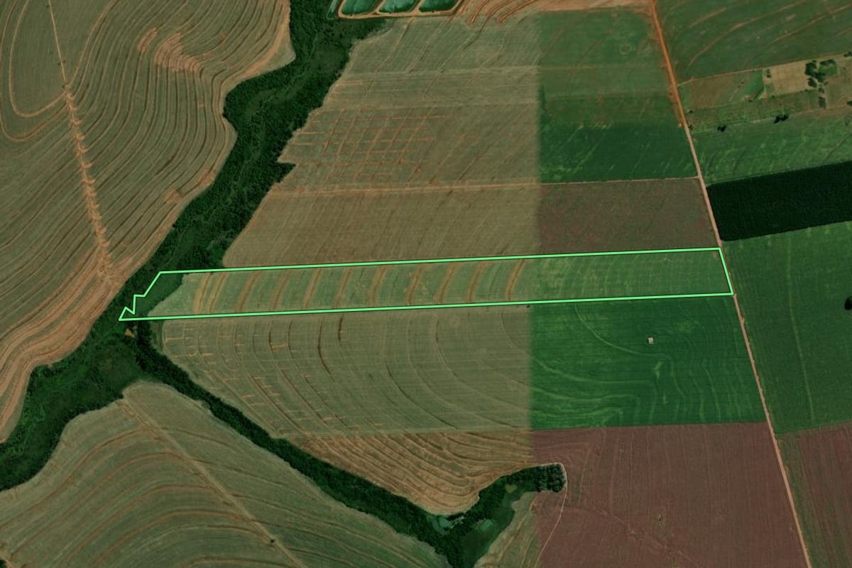 Imagem de satélite do imóvel rural em Francisco Alves (PR), com o contorno declarado no CAR desenhado por cima.