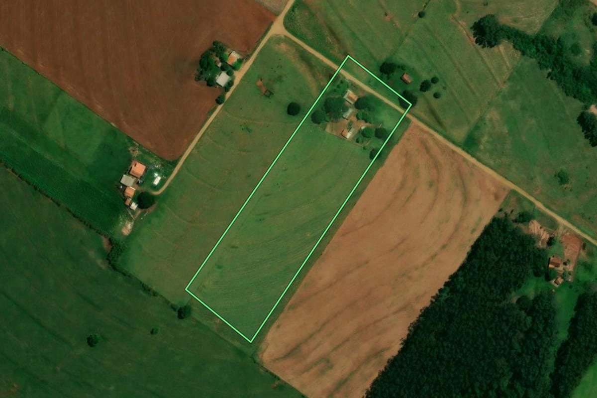Imagem de satélite do imóvel rural em Francisco Alves (PR), com o contorno declarado no CAR desenhado por cima.