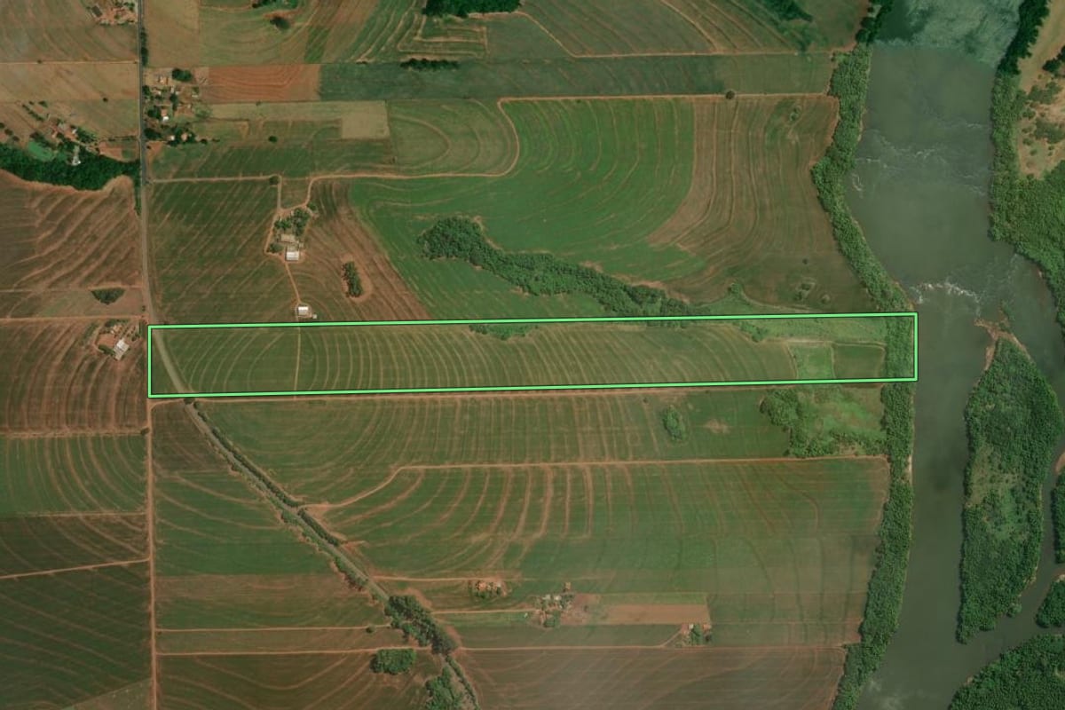 Imagem de satélite do imóvel rural em Francisco Alves (PR), com o contorno declarado no CAR desenhado por cima.