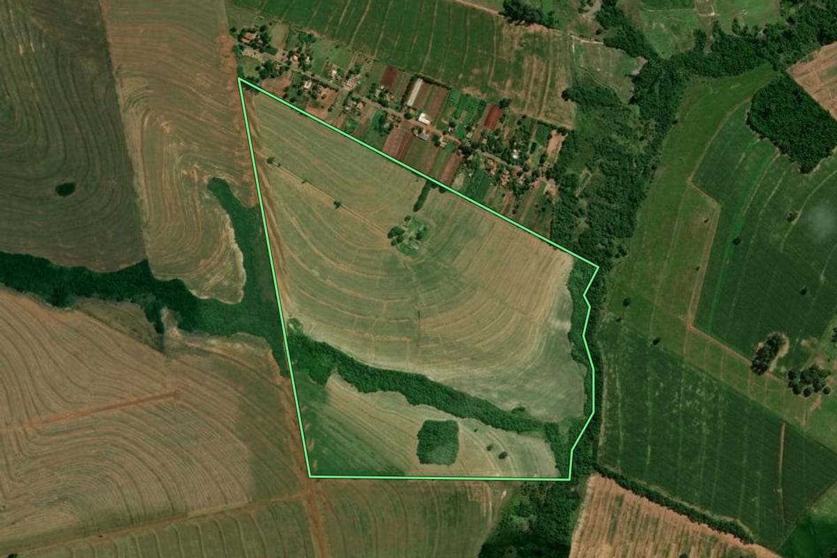 Imagem de satélite do imóvel rural em Francisco Alves (PR), com o contorno declarado no CAR desenhado por cima.