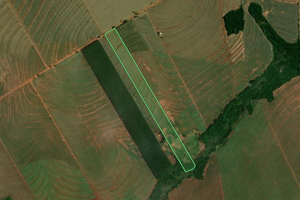 Imagem de satélite do imóvel rural em Francisco Alves (PR), com o contorno declarado no CAR desenhado por cima.