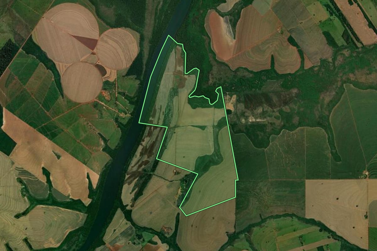 Imagem de satélite do imóvel rural em Francisco Alves (PR), com o contorno declarado no CAR desenhado por cima.