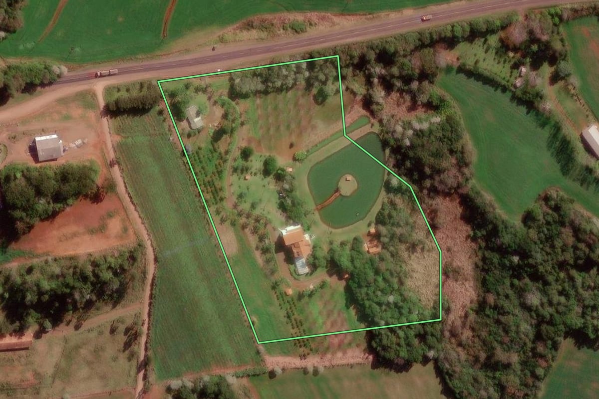 Imagem de satélite do imóvel rural em Francisco Beltrão (PR), com o contorno declarado no CAR desenhado por cima.