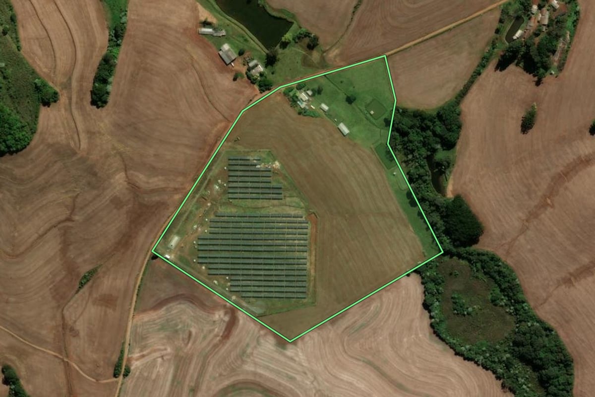 Imagem de satélite do imóvel rural em Francisco Beltrão (PR), com o contorno declarado no CAR desenhado por cima.