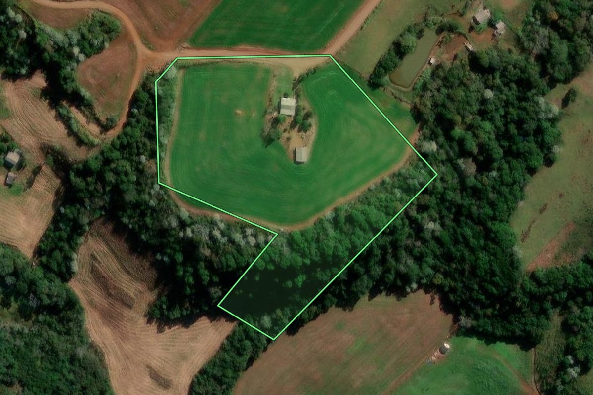 Imagem de satélite do imóvel rural em Francisco Beltrão (PR), com o contorno declarado no CAR desenhado por cima.