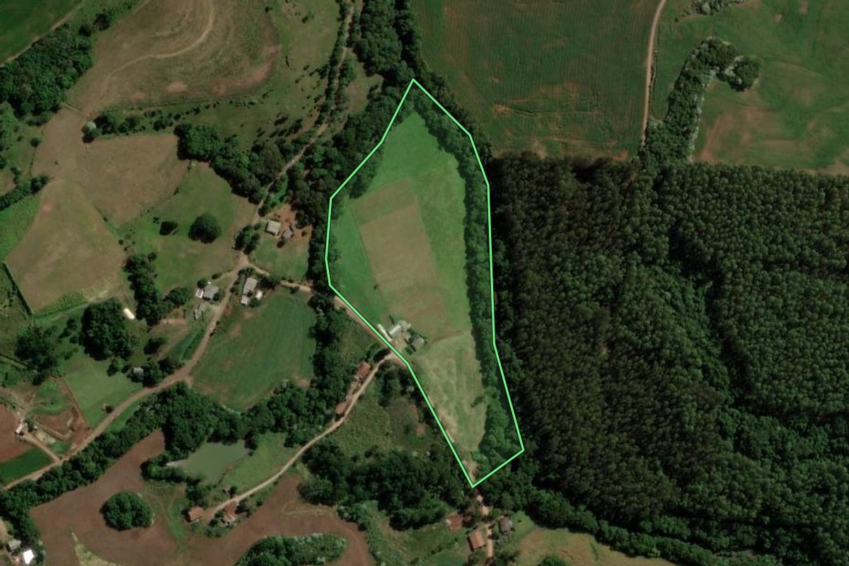 Imagem de satélite do imóvel rural em Francisco Beltrão (PR), com o contorno declarado no CAR desenhado por cima.