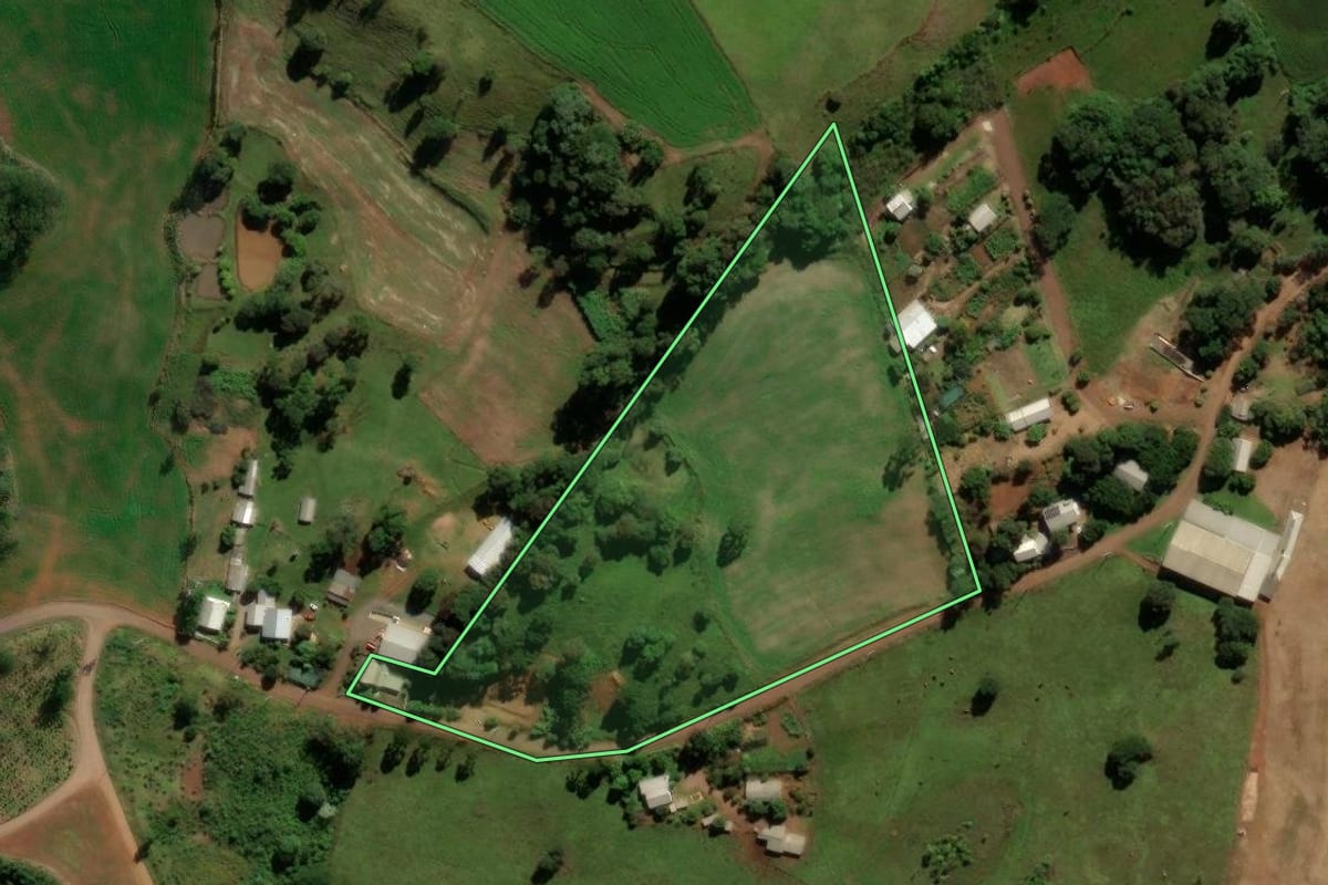 Imagem de satélite do imóvel rural em Francisco Beltrão (PR), com o contorno declarado no CAR desenhado por cima.