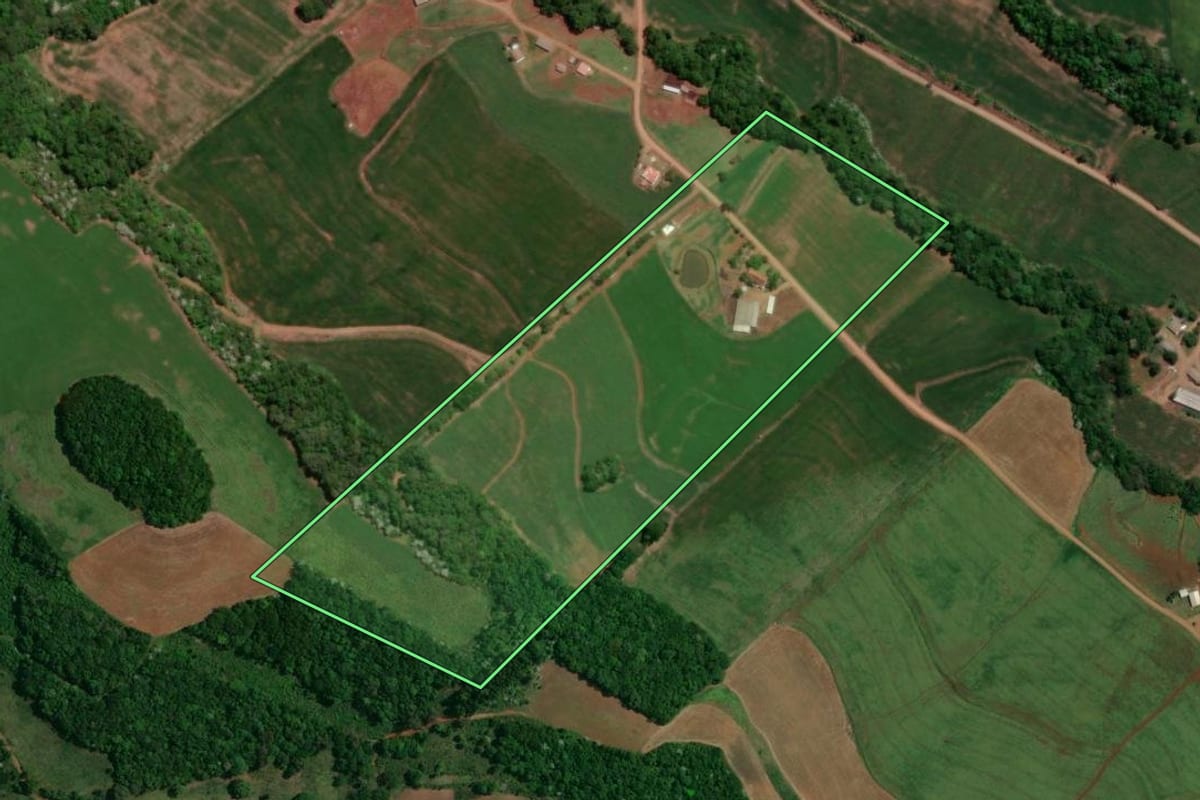 Imagem de satélite do imóvel rural em Francisco Beltrão (PR), com o contorno declarado no CAR desenhado por cima.
