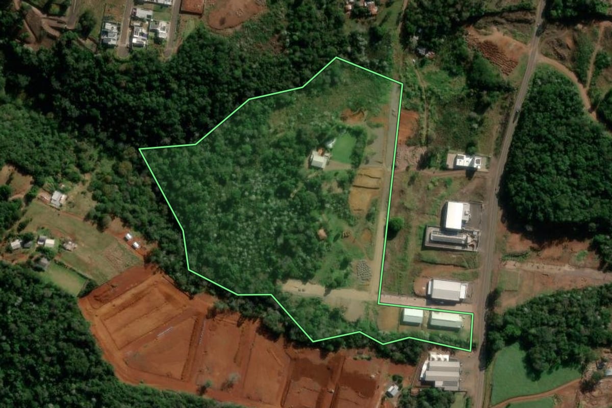 Imagem de satélite do imóvel rural em Francisco Beltrão (PR), com o contorno declarado no CAR desenhado por cima.