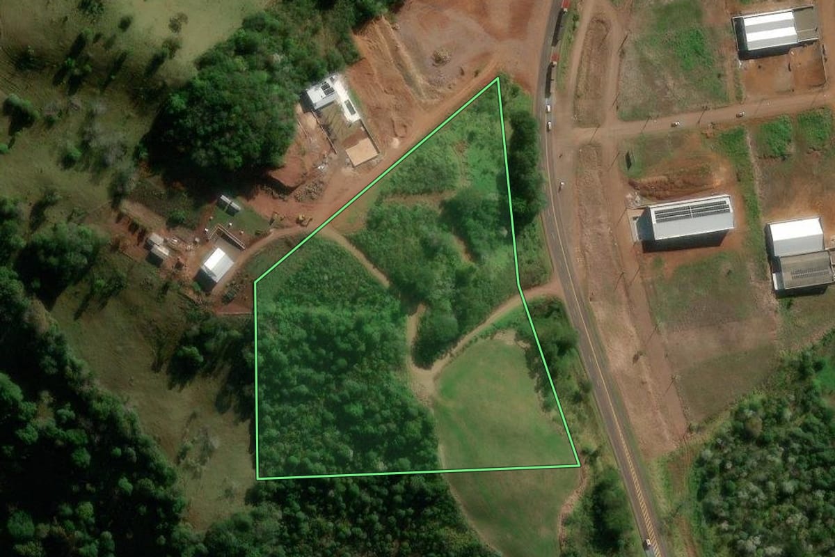 Imagem de satélite do imóvel rural em Francisco Beltrão (PR), com o contorno declarado no CAR desenhado por cima.