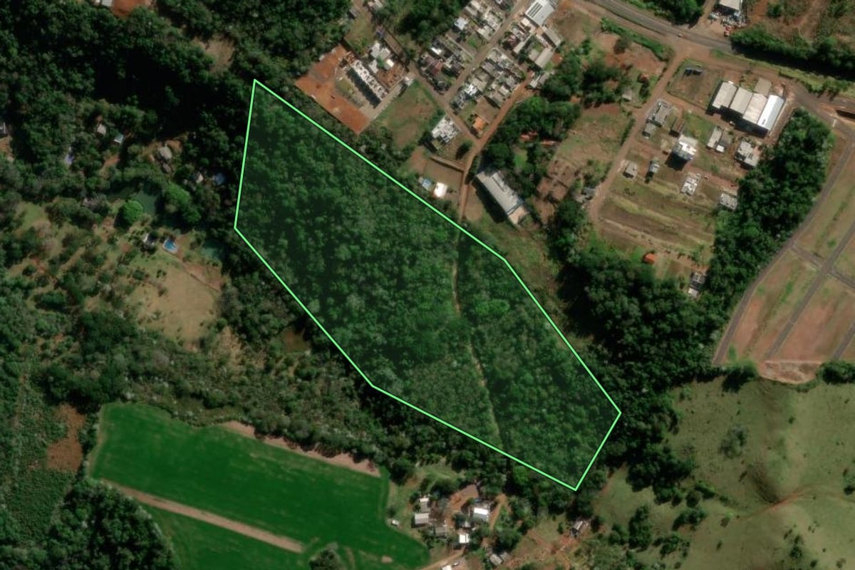 Imagem de satélite do imóvel rural em Francisco Beltrão (PR), com o contorno declarado no CAR desenhado por cima.