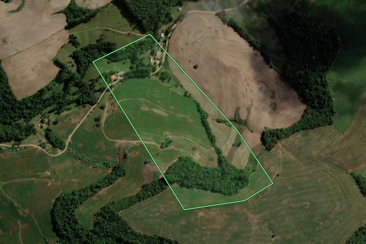 Imagem de satélite do imóvel rural em Francisco Beltrão (PR), com o contorno declarado no CAR desenhado por cima.