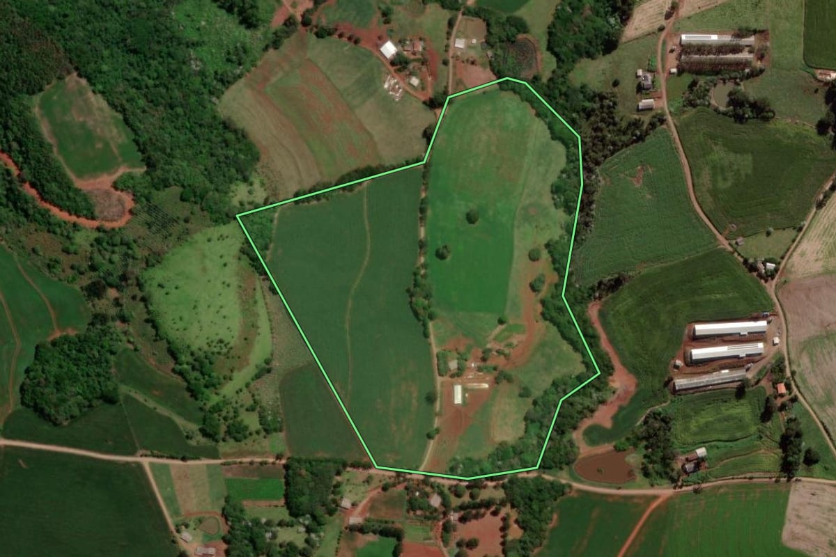 Imagem de satélite do imóvel rural em Francisco Beltrão (PR), com o contorno declarado no CAR desenhado por cima.