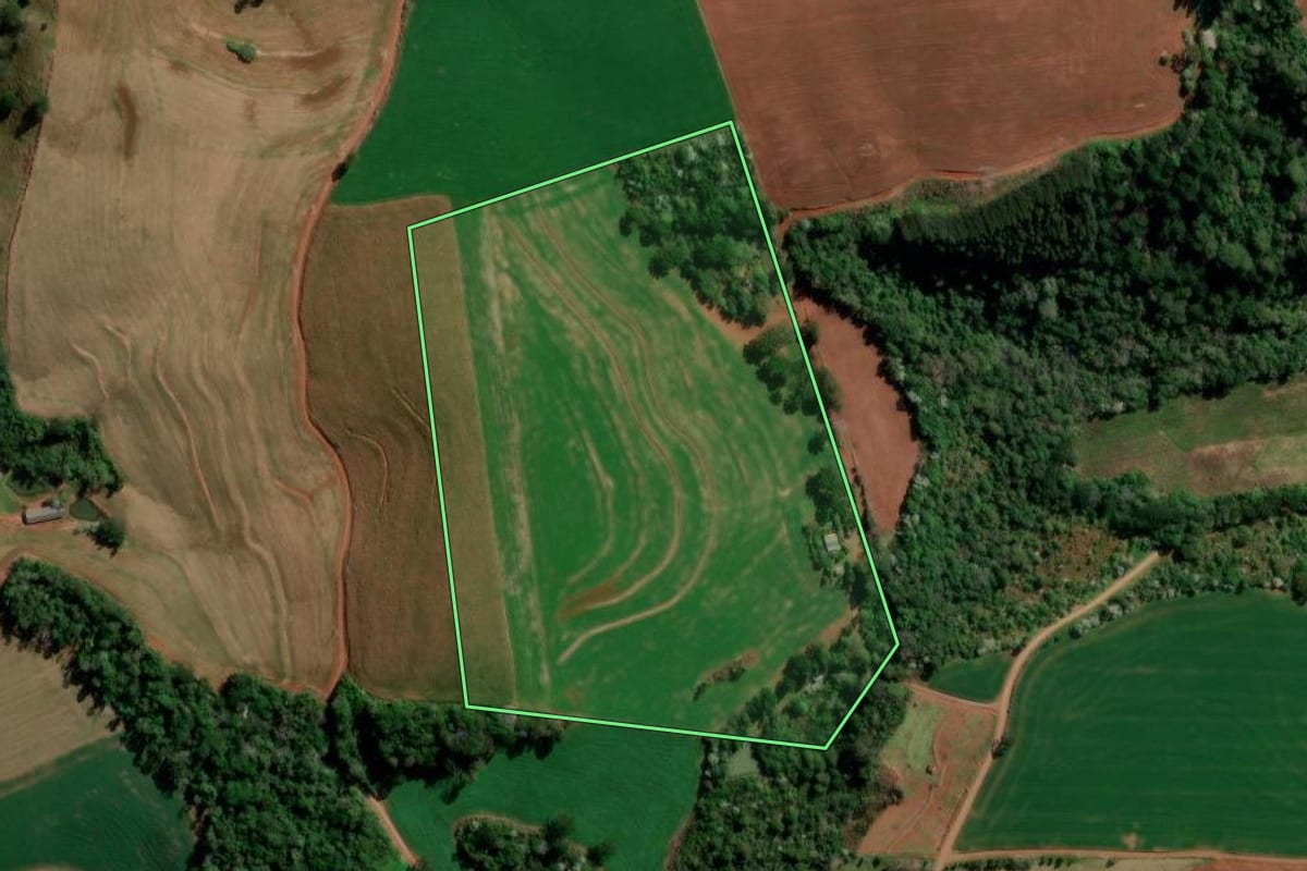 Imagem de satélite do imóvel rural em Francisco Beltrão (PR), com o contorno declarado no CAR desenhado por cima.