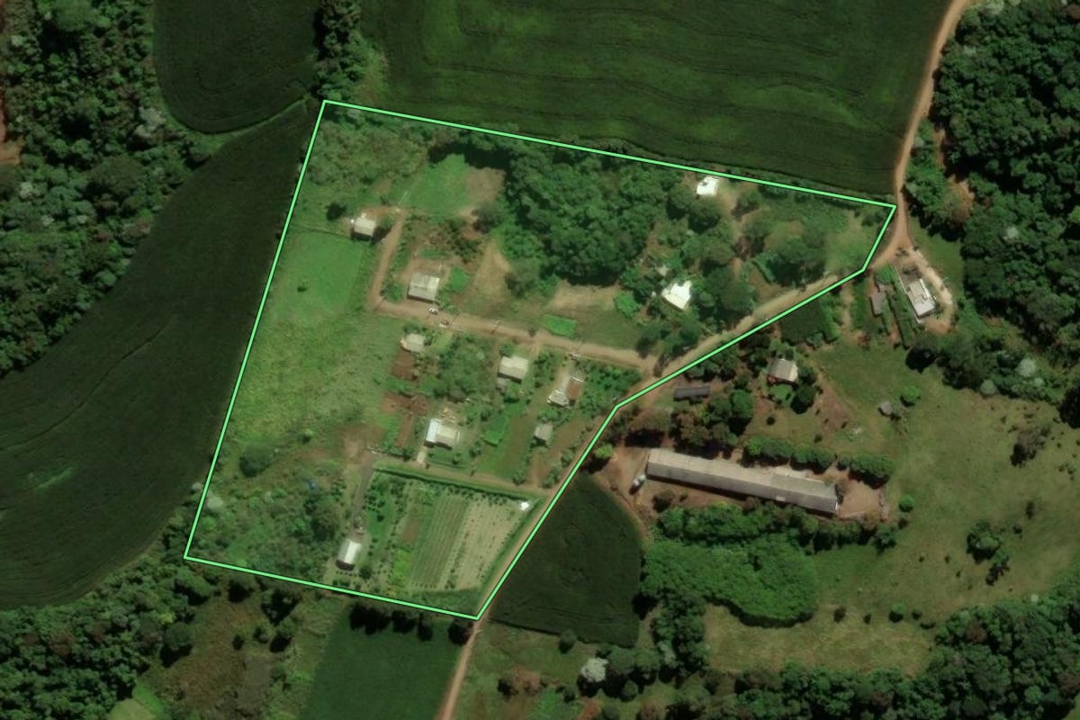 Imagem de satélite do imóvel rural em Francisco Beltrão (PR), com o contorno declarado no CAR desenhado por cima.